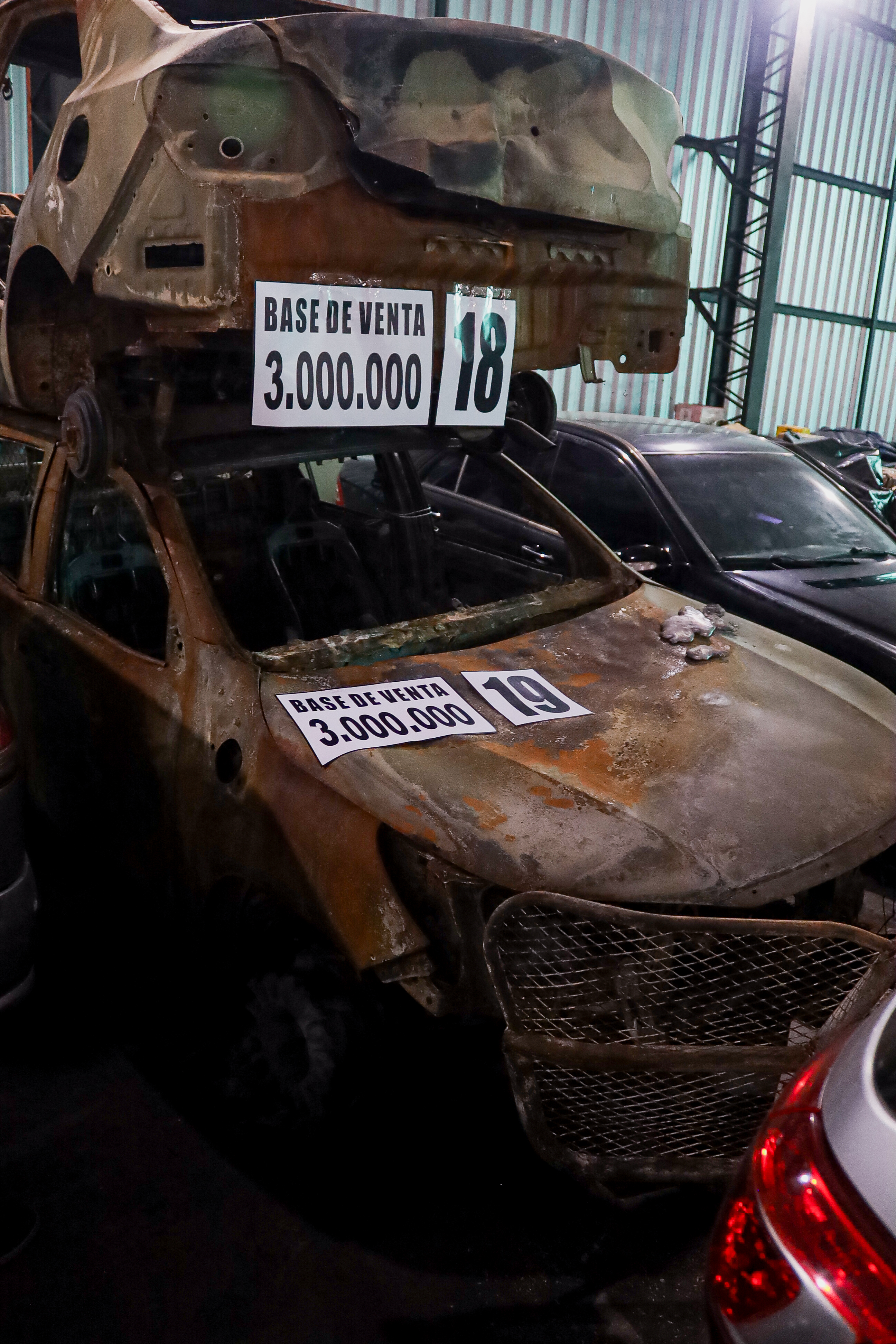 Imagen TOYOTA HILUX (CHATARRA - INCENDIADO) (GRIS)